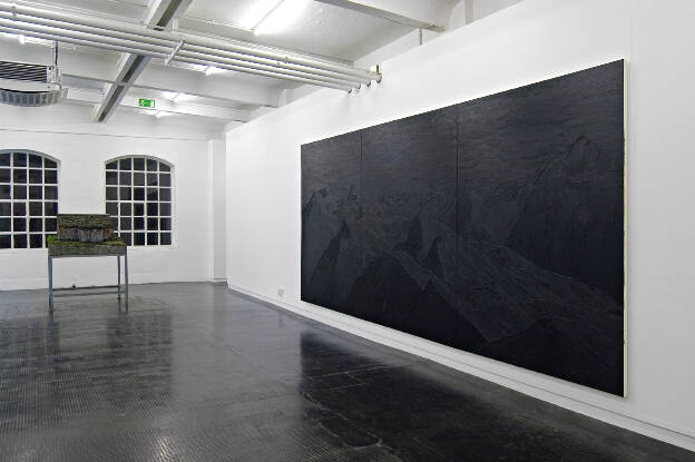 S.B. (Undead), 2006, 240 x 540 cm, Öl und Silikon auf Leinwand, Installationsansicht Sammlung Falckenberg, Hamburg
