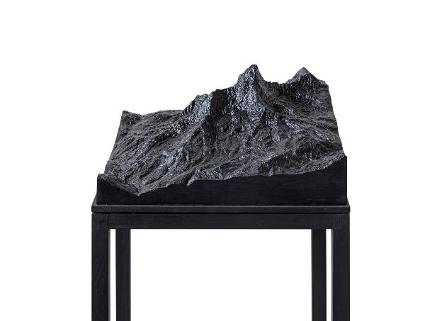 DARKER II, 2019, 30 x 30 x 140 cm, Mixed Media