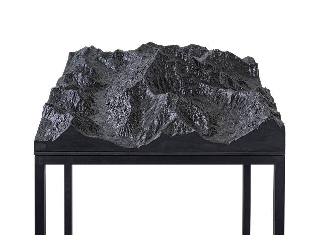 DARKER IV, 2019, 60 x 60 x 140 cm, Mixed Media